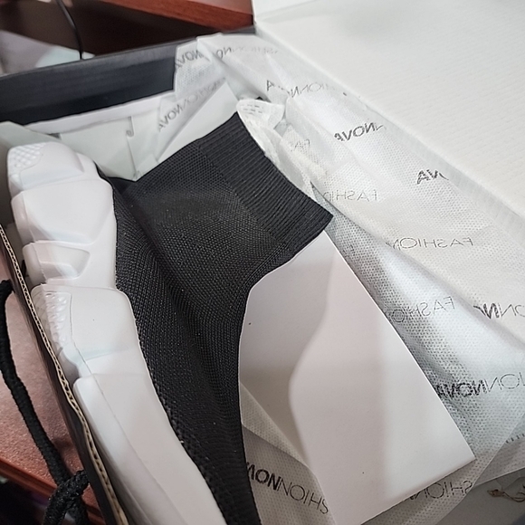 Fashion Nova Slip On Sock Sneakers. Size 9. Brand New In Box - Picture 3 of 4